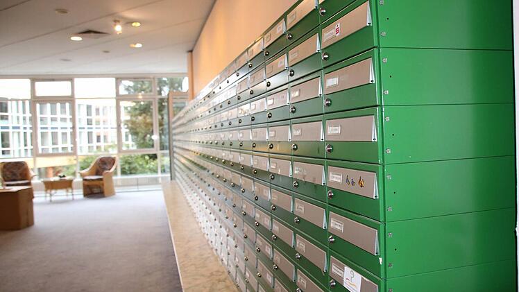 Alleine im Haupthaus des Park-Wohnstifts gibt es eine ganze Wand mit Briefkästen für die Bewohner. Foto: Ralf Ruppert