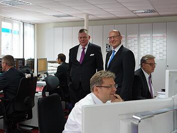 Die Vorstandsmitglieder Hubert-Ralph Schmitt und Matthias Busch zwischen den Wertpapierhändlern der Bank Schilling. Foto: Arkadius Guzy
