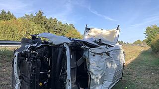 Auf der A70 bei Stadelhofen: Transporter  durchbricht Leitplanke &ndash; zwei Verletzte
