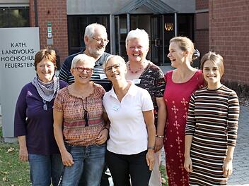 Monika Ponath, Conny Beck, Ingelore Dünnwald (vorne) sowie Ewald Schäfer, Angele Schäfer, Birgit Pohl und Katharina Haas kümmern sich um Demenzkranke. Foto: Carmen Schwind