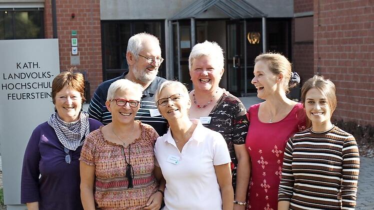 Monika Ponath, Conny Beck, Ingelore Dünnwald (vorne) sowie Ewald Schäfer, Angele Schäfer, Birgit Pohl und Katharina Haas kümmern sich um Demenzkranke. Foto: Carmen Schwind