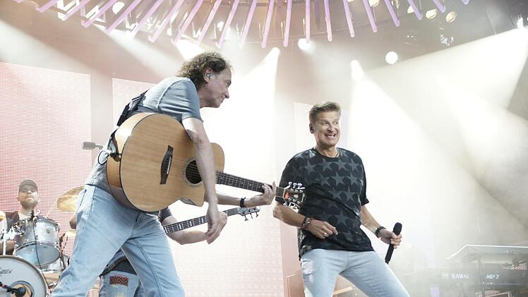Nichts verlernt: Hartmut Engler (rechts) und Gitarrist Rudi Buttas rockten mit "Pur" beim Open Air im Staatsbad Brückenau.Steffen Standke