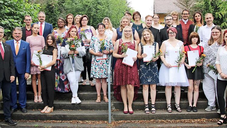 18 Altenpfleger und fünf Altenpflegehelfer verabschiedete die Berufsfachschule in Stadtsteinach - mit besten Wünschen von BRK-Kreisgeschäftsführer Jürgen Dippold (links) und Kreisvorsitzendem Landrat Klaus Peter Söllner (rechts daneben), Bürgermeister Roland Wolfrum (hinten , Dritter von rechts) sowie Schulleiter Peter Johann (hinten, Zweiter von links). Foto: Klaus Klaschka