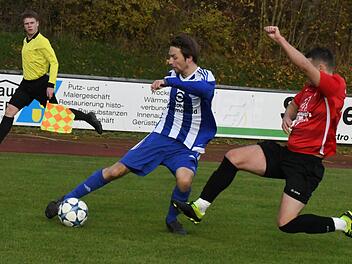 Münnerstadts Niklas Markart (links) erreicht den Ball vor dem Wiesentheider Valentin Vogel. Mit ihrem Spiel waren die TSVler zufrieden, mit dem Ergebnis nicht. Foto: Hopf