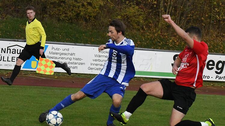 Münnerstadts Niklas Markart (links) erreicht den Ball vor dem Wiesentheider Valentin Vogel. Mit ihrem Spiel waren die TSVler zufrieden, mit dem Ergebnis nicht. Foto: Hopf