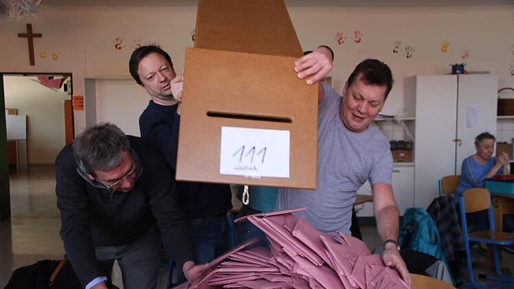 In der Maßbacher Schule wurden die Briefwahlbezirke aus der Verwaltungsgemeinschaft Maßbach ausgezählt. Heike Beudert