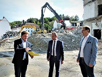 Mit Staatsminister Thorsten Glauber (Mitte) vor Ort: MdL Rainer Ludwig (links) und 3. Bürgermeister Ralf Hartnack (rechts), die das Nutzungskonzept des Areals mit den entsprechenden Überlegungen zur Verlegung des Weißen Mains aufzeigten.  Foto: Werner Reißaus