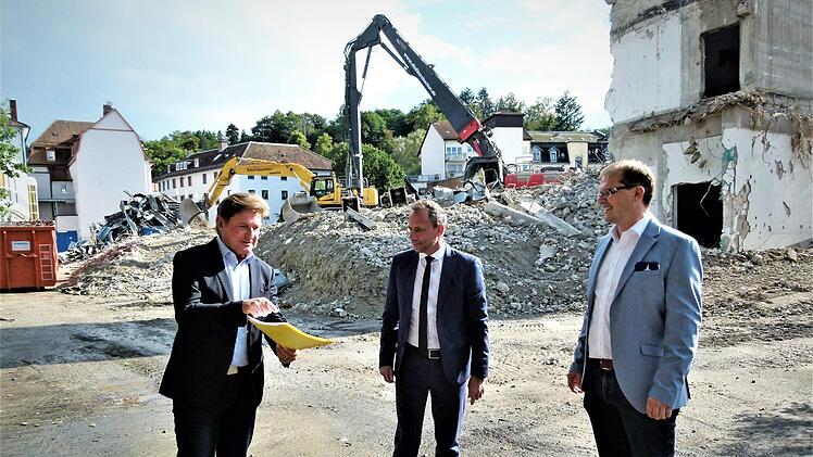 Mit Staatsminister Thorsten Glauber (Mitte) vor Ort: MdL Rainer Ludwig (links) und 3. Bürgermeister Ralf Hartnack (rechts), die das Nutzungskonzept des Areals mit den entsprechenden Überlegungen zur Verlegung des Weißen Mains aufzeigten.  Foto: Werner Reißaus