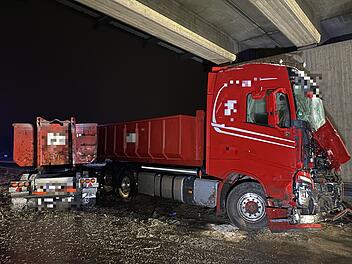 Auf schneebedeckter A73: Schwerer Unfall zwischen zwei Lastwagen