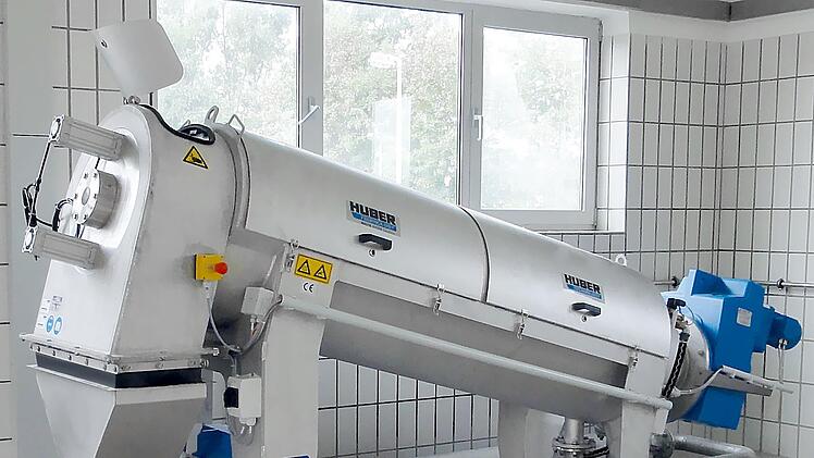 Eine solche Schneckenpresse entwässert geflockten Klärschlamm unter Druck einer Schneckenwelle, die sich im Inneren der Maschine dreht. Foto: © HUBER SE.