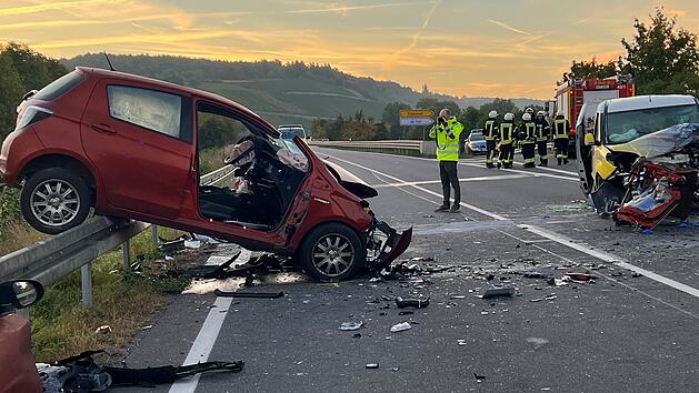 T&ouml;dlicher Unfall auf Bundesstra&szlig;e: Frontalzusammensto&szlig; zwischen Auto und Kleintransporter
