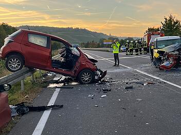 T&ouml;dlicher Unfall auf Bundesstra&szlig;e: Frontalzusammensto&szlig; zwischen Auto und Kleintransporter