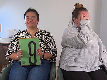 Das perfekte Dinner - Tag 4 in Potsdam Trotz Ziegenkäse-Hass zeigt sich Pauline (l.) bei Anna spendabel mit Punkten. Sassi wendet sich ab...