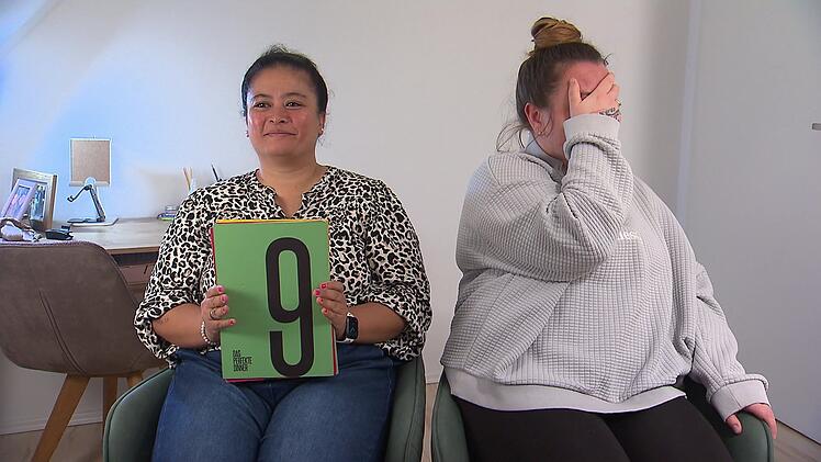 Trotz Ziegenk&auml;se-Hass zeigt sich Pauline (l.) bei Anna spendabel mit Punkten. Sassi wendet sich ab...