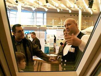 Heiko Büschel (rechts) informiert über Dachflächenfenster und Dachdämmung. Foto: CT-Archiv