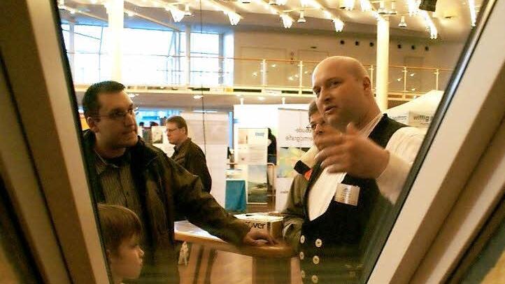 Heiko Büschel (rechts) informiert über Dachflächenfenster und Dachdämmung. Foto: CT-Archiv