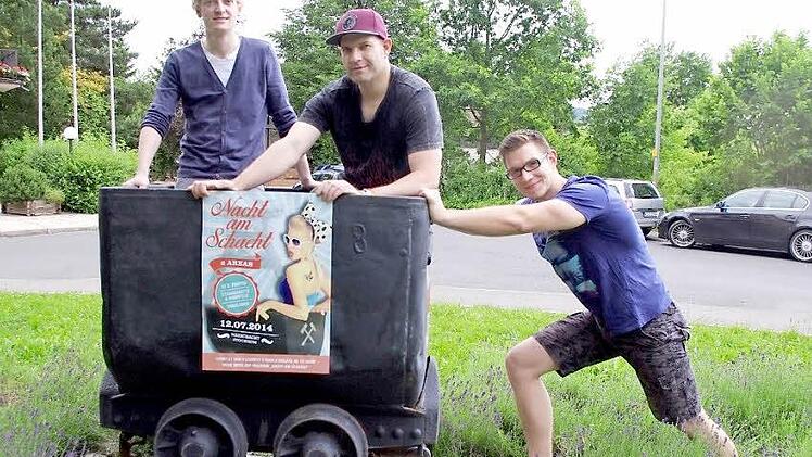 Tobias Schreiner, Roland Manert und Michael Morand freuen sich auf die "Nacht am Schacht". Das Bild zeigt sie vor dem Hunt-Denkmal vor dem Stockheimer Rathaus. Der Hunt und eine Frau zieren auch auf das Werbeplakat. Mit Hunt bezeichnet man in der Bergmannssprache einen offenen, kastenförmigen Förderwagen.  Foto: Heike Schülein