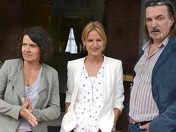 Lisa Bitter (Mitte) mit Ulrike Folkerts und Andreas Hoppe im TV-Tatort "Roomservice". Foto: SWR/Alexander Kluge