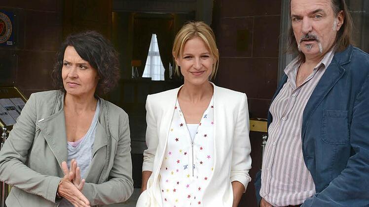 Lisa Bitter (Mitte) mit Ulrike Folkerts und Andreas Hoppe im TV-Tatort "Roomservice". Foto: SWR/Alexander Kluge