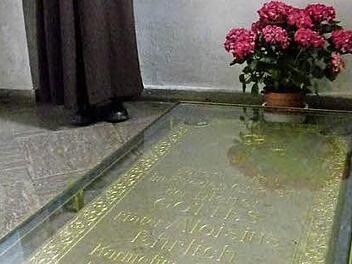 Bruder Alois Ehrlich ruht in einer Seitenkapelle der Karmelitenkirche. Sein Grab wird viel besucht. Foto: Marion Krüger-Hundrup