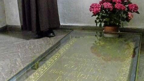 Bruder Alois Ehrlich ruht in einer Seitenkapelle der Karmelitenkirche. Sein Grab wird viel besucht. Foto: Marion Krüger-Hundrup