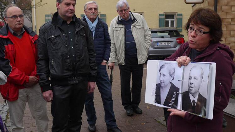 Christiane Kolbet zeigt Fotos von Jakob und Frieda Stein, sie hatten einen Gemischtwarenladen. Jakob Stein kam 1942 in Buchenwald ums Leben. Fotos: Pauline Lindner