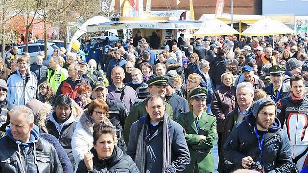 Bei launigem Aprilwetter gab es nach dem Motorrad-Korso, der von Schneetreiben begleitet worden war, doch noch einen Besucheransturm. Unser Bild entstand bei der Begr&uuml;&szlig;ung durch Innenminister Joachim Herrmann, als sich die Sonne wieder zeigte. Fotos: Ferdinand Merzbach