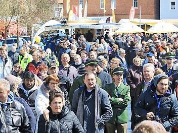 Bei launigem Aprilwetter gab es nach dem Motorrad-Korso, der von Schneetreiben begleitet worden war, doch noch einen Besucheransturm. Unser Bild entstand bei der Begrüßung durch Innenminister Joachim Herrmann, als sich die Sonne wieder zeigte. Fotos: Ferdinand Merzbach