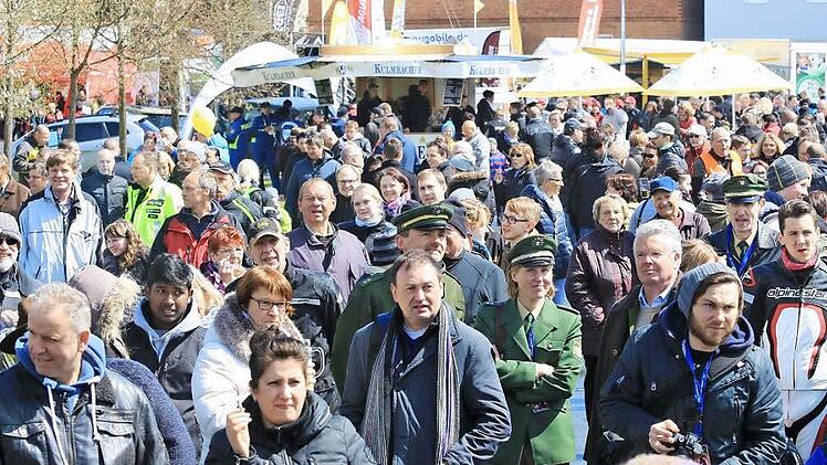 Bei launigem Aprilwetter gab es nach dem Motorrad-Korso, der von Schneetreiben begleitet worden war, doch noch einen Besucheransturm. Unser Bild entstand bei der Begrüßung durch Innenminister Joachim Herrmann, als sich die Sonne wieder zeigte. Fotos: Ferdinand Merzbach