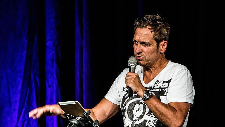 Wortgewandt und unterhaltsam : Dieter Nuhr gastierte im Coburger Kongresshaus. Foto: Jochen Berger