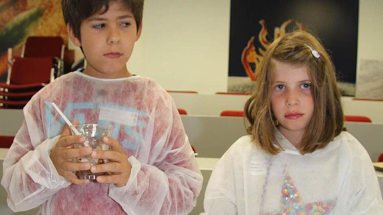 Geschwister unter sich: Während Felix Allstadt das Mousse lieber gleich vernascht, möchte Amelie ihre Kreation mit nach Hause nehmen. Foto: Sonny Adam