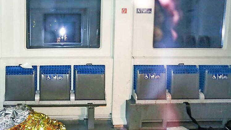 Die Spuren der Bluttat im Würzburger Regionalexpress: In diesem Zugabateil wurde damals die chinesische Familie von einem 17-jährigen IS-Fanatiker niedergemetzelt. Bevor der Täter erschossen wurde, griff er noch weitere Menschen an.
