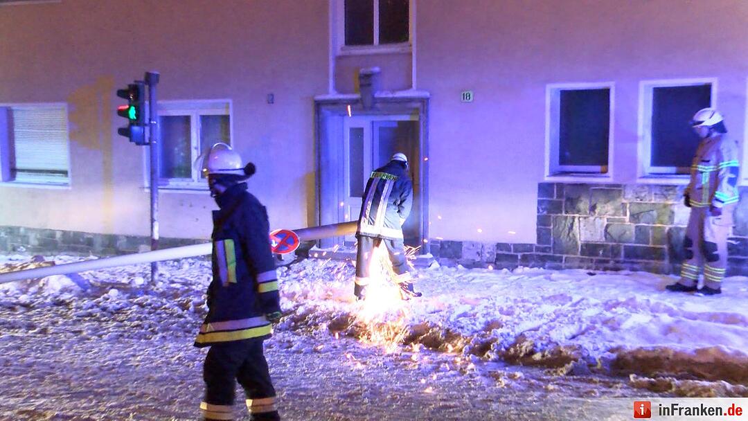 Winterliche Straßenverhältnisse sorgen für geborstene Fensterscheiben - Brummifahrer rutscht in Laterne - Straßenbeleuchtung kracht in Mehrfamilienhaus