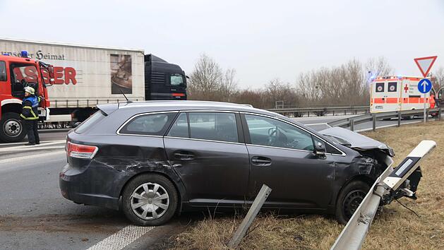 Auto kracht  auf der A70 in Baustelle gegen f&uuml;nf Warnbarken