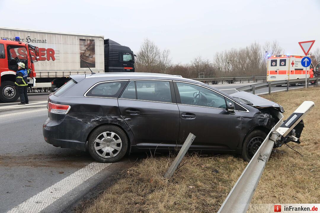 Auto kracht  auf der A73 am Bamberger Kreuz in Baustellenanhänger und Leitplanke