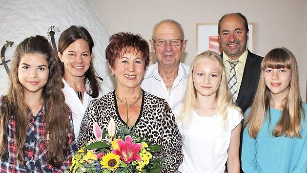 Das Jubelpaar Aloisia und Günter Hanika (Mitte) mit den Enkeltöchtern Mara, Luisa und Emely (vorne von links), sowie Bürgermeister Johannes Krapp (rechts) und Zweiter Bürgermeisterin Patricia Hanika (Zweite von links), Schwiegertochter der Jubelhochzeiter  Foto: Evi Seeger