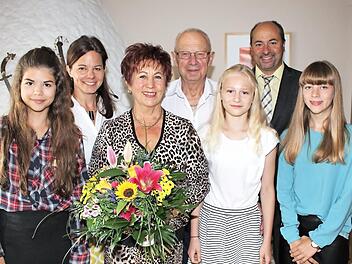 Das Jubelpaar Aloisia und Günter Hanika (Mitte) mit den Enkeltöchtern Mara, Luisa und Emely (vorne von links), sowie Bürgermeister Johannes Krapp (rechts) und Zweiter Bürgermeisterin Patricia Hanika (Zweite von links), Schwiegertochter der Jubelhochzeiter  Foto: Evi Seeger