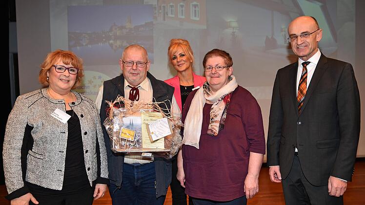 Walter Saal aus Humprechtshausen gewann den großen Sonderpreis, einen Hotelgutschein im Wert von 300 Euro. Unser Bild zeigt (von links) Monika Strätz-Stopfer, Leiterin des Koordinierungszentrums Bürgerschaftliches Engagement (KoBE) am Landratsamt, Walter Saal, Andrea Tiessen-Lehmann vom KoBE, Brigitte Saal und Landrat Wilhelm Schneider.Ulrike Langer