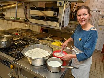 Claudie Raab ist in der Stappenbacher Traditionsgaststätte "Zum Wirt" ganz in ihrem Element. Foto: Ronald Rinklef