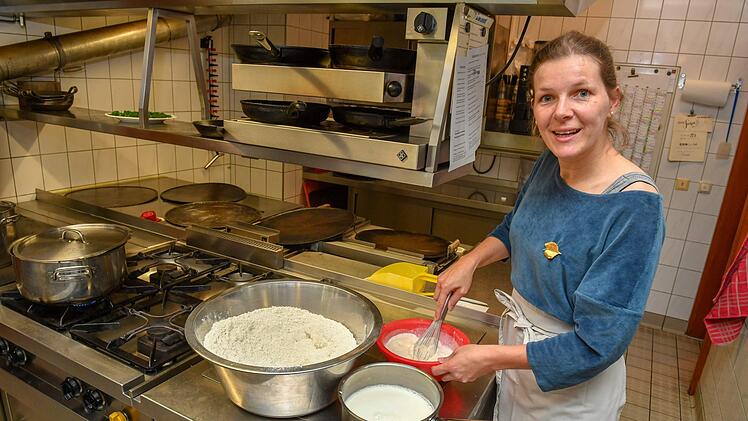 Claudie Raab ist in der Stappenbacher Traditionsgaststätte "Zum Wirt" ganz in ihrem Element. Foto: Ronald Rinklef