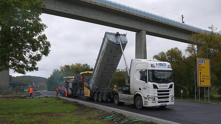 Die Bauarbeiten f&uuml;r die Fahrbahnsanierung laufen auf Hochtouren.- Foto: Berthold K&ouml;hler