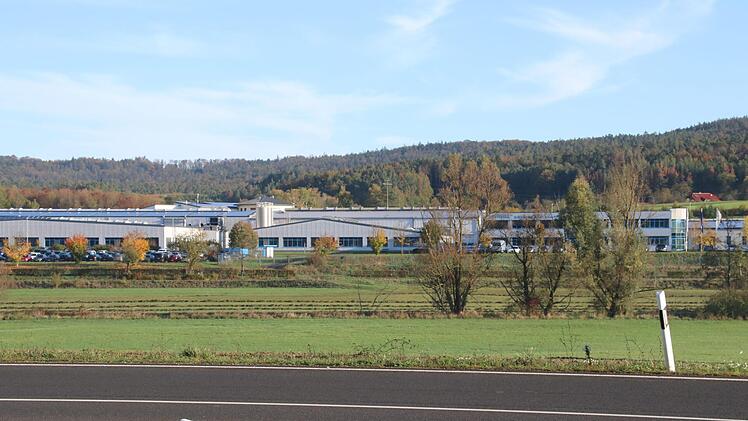 Die Firma Uniwell aus Richtung der B 279: Hinter der Firma würde  das 21 Meter hohe Hochregal entstehen.