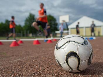 Im Nachwuchsbereich ist Training im Landkreis Bad Kissingen teils wieder m&ouml;glich - unter strengen Auflagen. Foto: Uwe Anspach, dpa