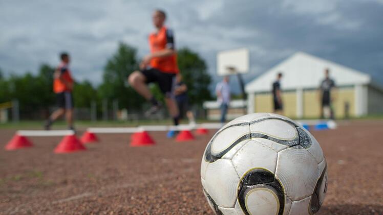 Im Nachwuchsbereich ist Training im Landkreis Bad Kissingen teils wieder m&ouml;glich - unter strengen Auflagen. Foto: Uwe Anspach, dpa