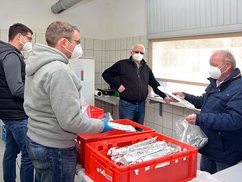 "Fisch to go" für die Ostertage hatte der Sport-Angler-Club Ebenhausen organisiert. Rund 1100 Räucherfische, Makrelen und Forellen gingen unter Hygienemaßnahmen über den Tresen. Auf unserem Foto (von links) Matthias Nickel, Jürgen Nickel, Otto Nickel und Vereinskassier Rudolf Ernst. Foto: Peter Rauch