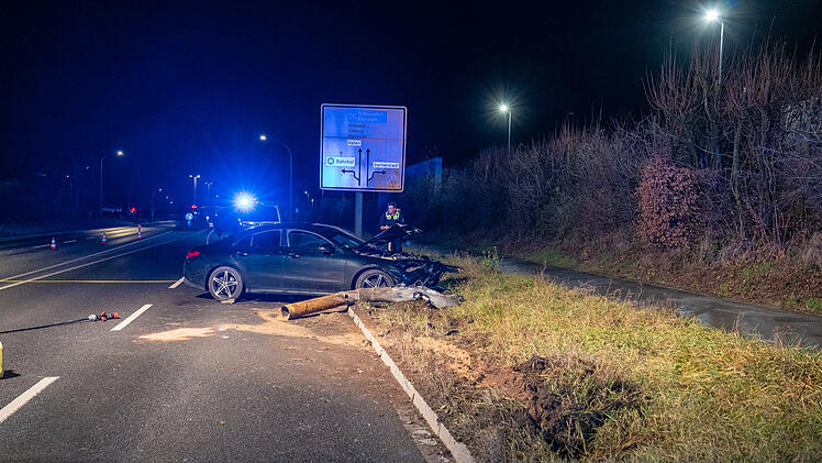 Unfall unter Alkoholeinfluss: Kollision mit Laternenmast