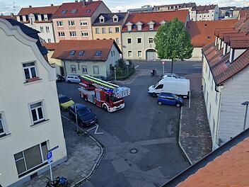Feuerwehreinsatz in Bamberg: Einsatzkr&auml;fte verschaffen sich Zugang zu Wohnung