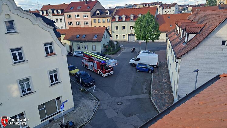Feuerwehreinsatz in Bamberg: Einsatzkr&auml;fte verschaffen sich Zugang zu Wohnung