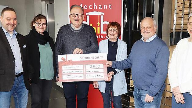 Bei der offiziellen Spenden&uuml;bergabe (v.l.): Christian Macion und Sabine Krausche vom Verein der Freunde und F&ouml;rderer des Gymnasiums Burgkunstadt, Firmenchef Peter Dechant, Christine Leikeim und Albert Klein von der Albert-und-Christel-Stiftung sow...