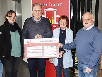 Bei der offiziellen Spendenübergabe (v.l.): Christian Macion und Sabine Krausche vom Verein der Freunde und Förderer des Gymnasiums Burgkunstadt, Firmenchef Peter Dechant, Christine Leikeim und Albert Klein von der Albert-und-Christel-Stiftung sow...